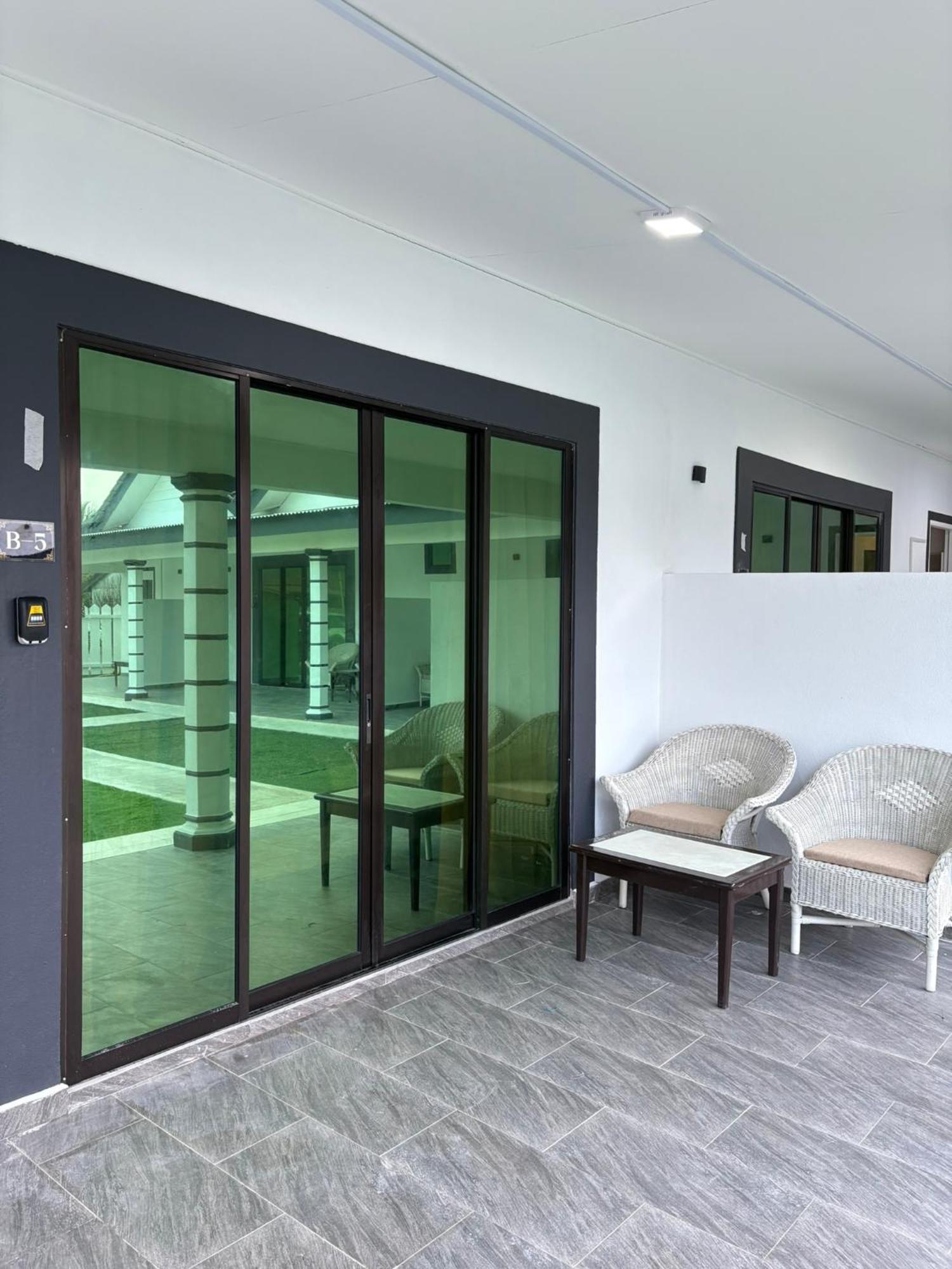Eleven25 Roomstay 龙运 外观 照片